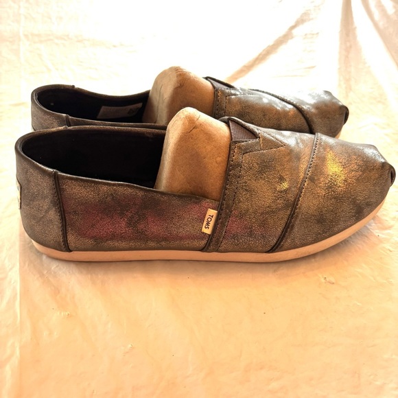 TOMS Alparagatas metallic silver hole flexs Slip-On flats
SZ 8 NWOT